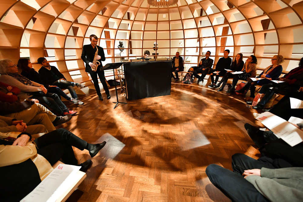 David and pianist Mateusz Rettner performing in a rush-hour concert in The Globe at the V&A (© Chris Christodoulou)