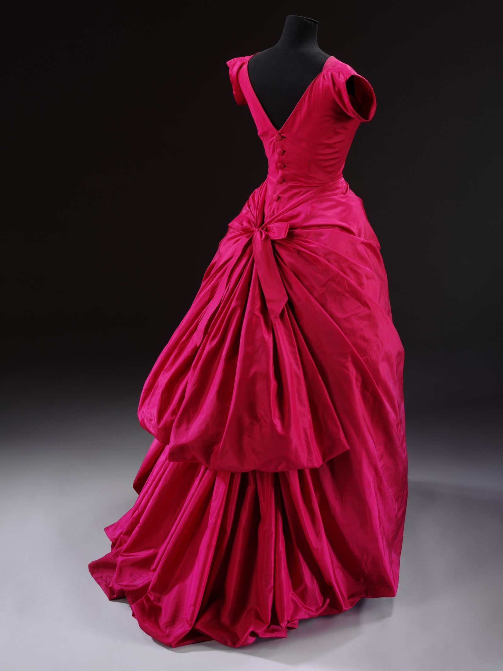 Evening dress, silk taffeta, Cristóbal Balenciaga, Paris, 1955 © Victoria and Albert Museum, London