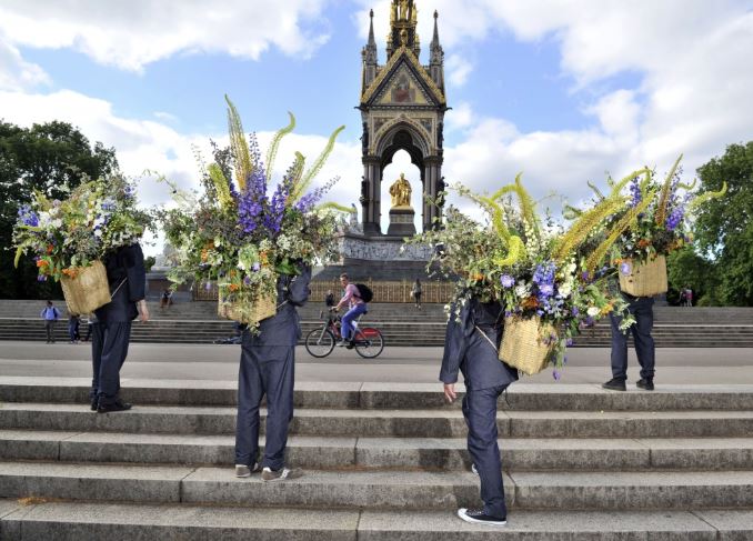 AZUMA Makoto's flower messengers outside the Albert memorial in Kensington Gardens. Courtesy of Japan House.